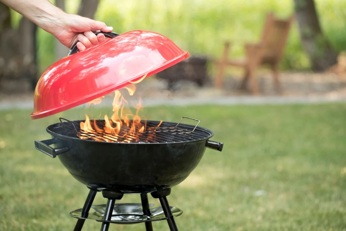 Angebote Grill Store -Angebote Grill Store iStock 1389966997 how to use a charcoal grill